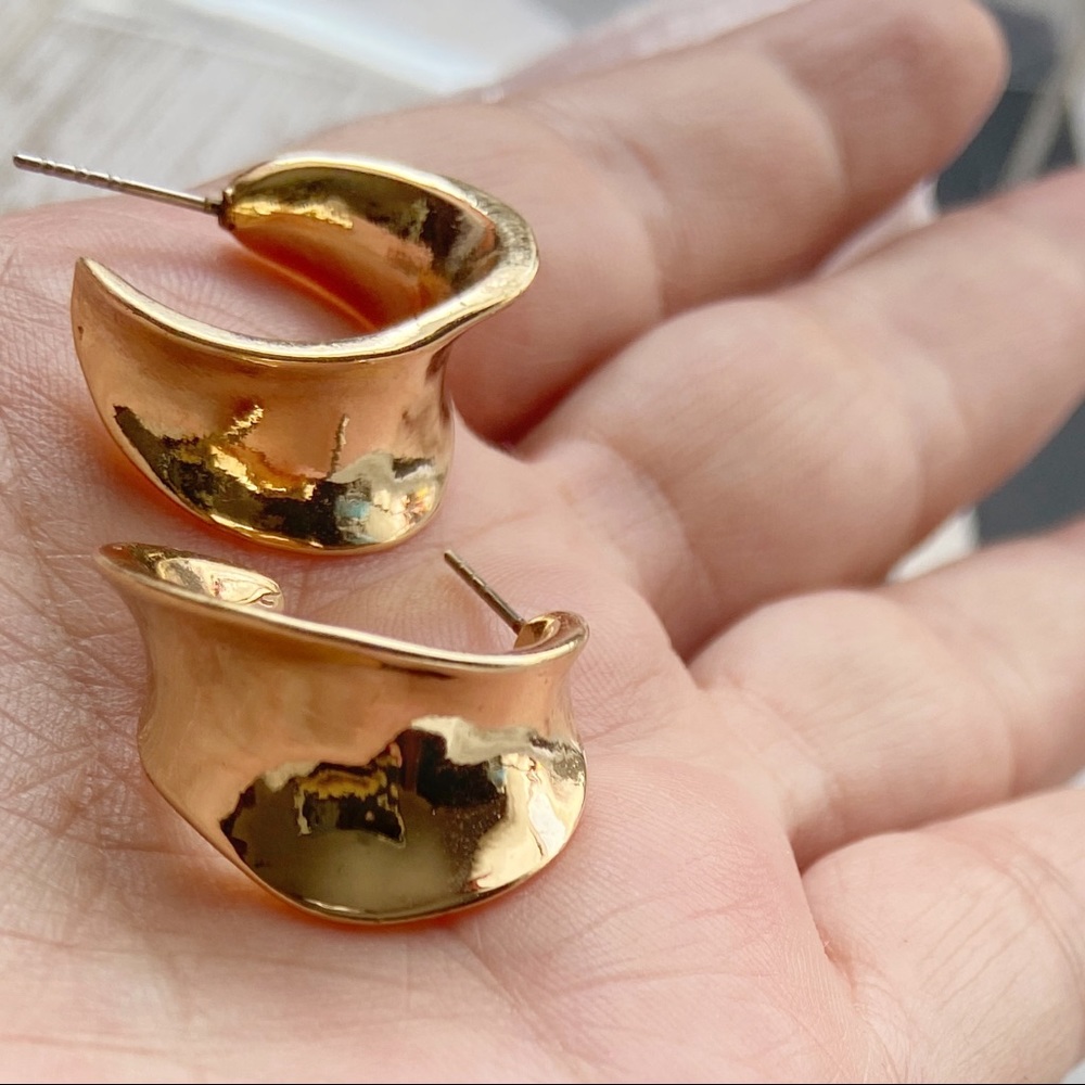 90’s. CHUNKY GOLD SMALL HOOPS EARRINGS - Picture 3 of 3